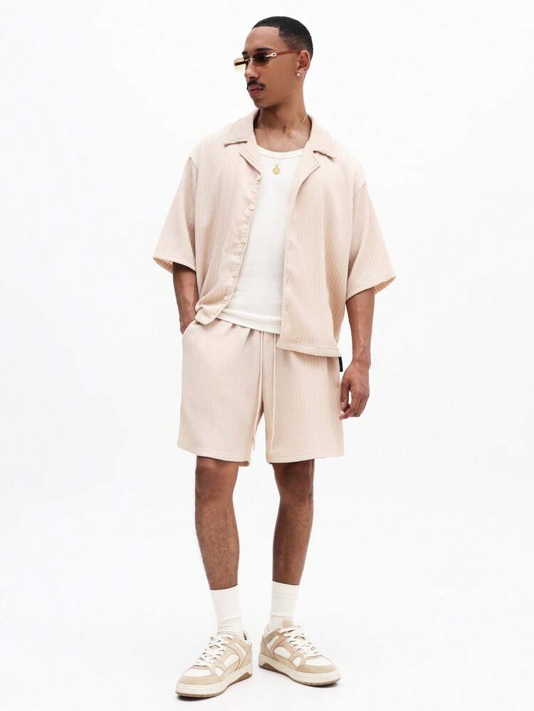 Set coordinato estivo da uomo composto da camicia beige in velluto a coste a maniche corte e pantaloncini, con bottoni davanti, outfit casual