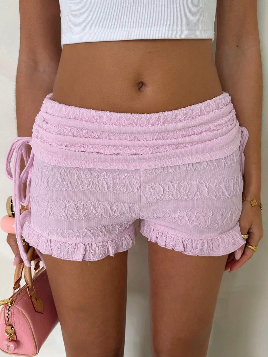 SHEIN Glamour Phong cách gợi cảm, quyến rũ, quần short dệt kim jacquard cạp cao xếp ly có dây rút bên hông + thiết kế viền bèo nhún, cạp quần xếp ly ôm sát vòng eo giúp thon gọn vòng eo, dây rút bên hông điều chỉnh độ rộng/chặt và xếp ly, viền bèo nhún tạo thêm nét nữ tính mềm mại. Thích hợp cho nữ, có thể phối cùng áo hai dây, áo crop top để tạo vẻ ngoài gợi cảm, hoặc áo sweatshirt rộng thùng thình để tạo phong cách phối đồ ngọt ngào và cá tính. Quần short nữ mùa hè xếp ly, quần short buộc dây, quần short che phủ, thích hợp cho kỳ nghỉ hè, du lịch. - Màu Hồng baby - Xem 1