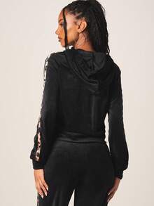 Missguided x Playboy 女士丝绒全拉链连帽衫，带抽绳和豹纹侧条纹，休闲街头风短款外套 - 黑色 - 查看 3