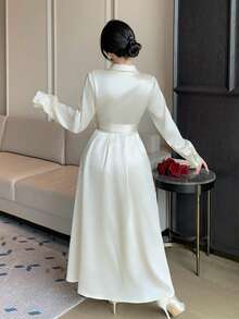 Livesso 优雅白色缎面高领中长连衣裙，适合毕业典礼、婚礼和派对等场合。 - 白色 - 查看 2