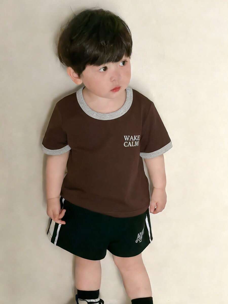DAZY Top à manches courtes pour tout-petits garçons, col rond, imprimé lettres couleur contrastée, été - Marron - Voir 1