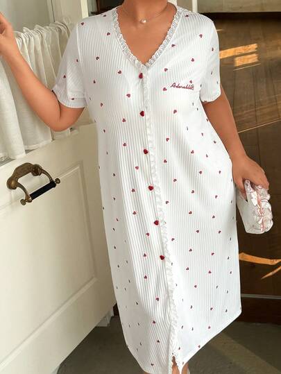Napfluff CURVE Napfluff CURVE Abito midi a maniche corte da donna taglie forti, con scollo a V, apertura frontale, stampa a cuori rossi, bordo in pizzo, ricamo a lettere, in morbido tessuto a costine, bianco, adatto per San Valentino, romantico e comodo per il relax a casa