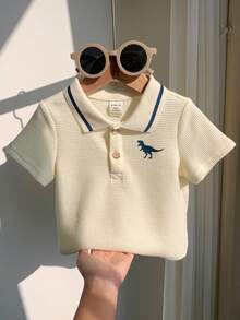 SHEIN Polo de punto suave para bebé niño con cuello polo, manga corta, abotonadura parcial y estampado - Beis - Ver 3
