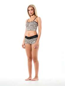 SUMWON WOMEN 豹纹蕾丝边吊带短款睡衣套装，搭配黑色撞色细节，是舒适夜晚的完美之选。 - 彩色 - 查看 5