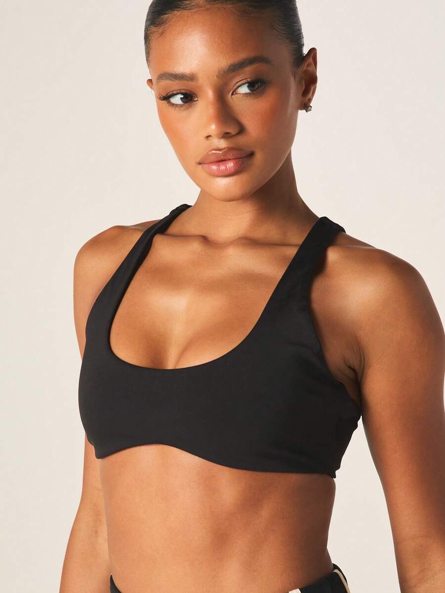 MISSGUIDED حمالة صدر رياضية للنساء بياقة على شكل حرف V عميقة باللون الأسود وتصميم ظهر سباق للأنشطة النشطة والتدريب في الجيم - الأسود - مشاهدة 1