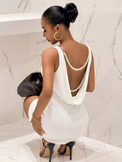 Slaydiva Vestido mini de línea A 2025 nuevo con cuello en V sin mangas, cintura fruncida, espalda abierta y decoración de cadena de perlas, de satén elástico, color marrón, adecuado para fiesta de cumpleaños, Día de San Valentín, Halloween, Navidad, boda