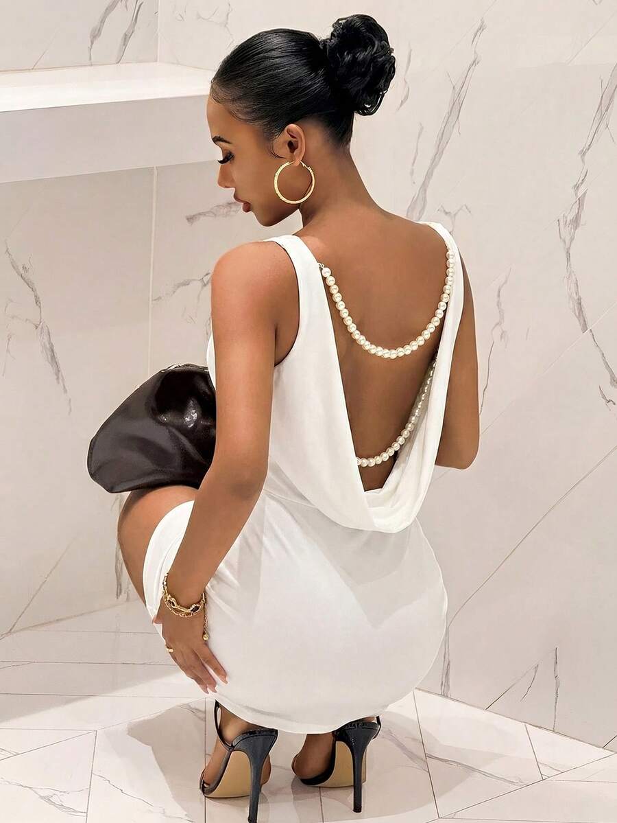 Slaydiva 2025新款V领无袖褶皱腰部露背珍珠链装饰A字迷你连衣裙，弹力缎面，棕色，适合生日派对、情人节、万圣节、圣诞节、婚礼等场合，珍珠露背连衣裙，女士紧身连衣裙，白色连衣裙，露背连衣裙 - 白色 - 查看 1
