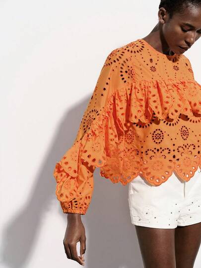 Aveloria Modichic Blusa bordada hueca de color naranja brillante, artesanía de corte láser, tono naranja vibrante, estilo bohemio, cuello redondo con volantes en capas, manga larga con puños elásticos, elementos de bordado floral 3D, tela ligera y transparente, silueta entallada y corta, adecuada para festivales de música al aire libre de primavera/verano, vacaciones, exposiciones de arte y fiestas de moda, que resalta una personalidad viva y única, con impacto visual y comodidad