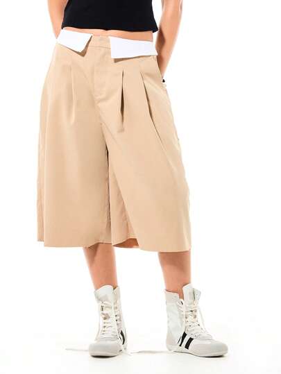 SUMWON WOMEN 女士高腰褶裥修身百慕大短裤，折叠腰带撞色细节，春夏休闲卡其色下装