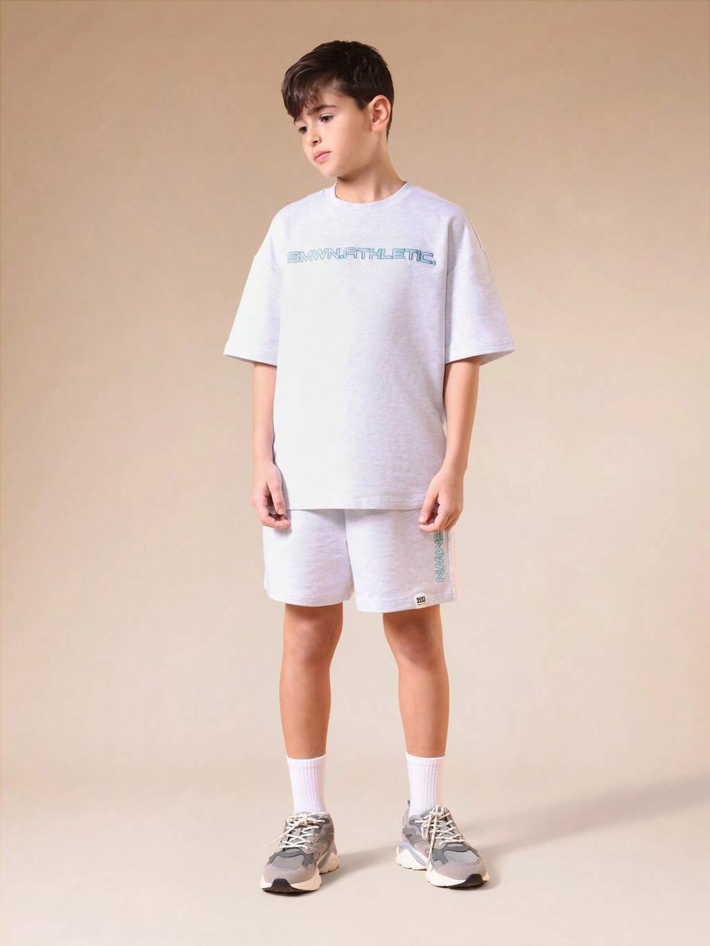 Set aus übergroßem T-Shirt und Shorts