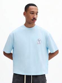 SUMWON Camiseta de manga corta con cuello redondo de ajuste boxy de color azul claro con pequeño estampado en el pecho para el estilo de comodidad diaria de los hombres - Azul - Ver 4