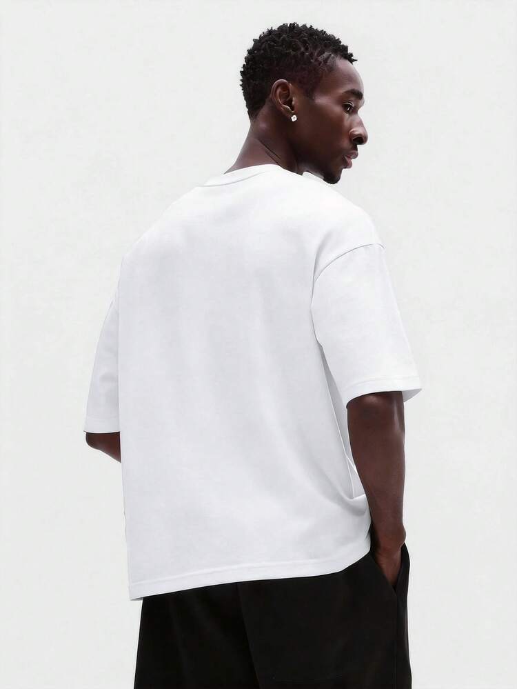 T-shirt girocollo con profili uomo, manica corta, casual in cotone, con dettagli a contrasto neri, vestibilità classica, abbigliamento casual estivo