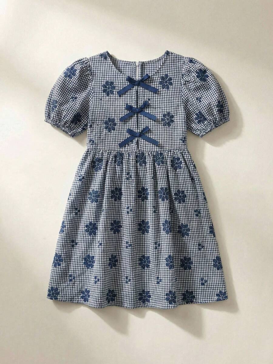 Maija Kids Maija Kids 一件复古休闲女童连衣裙,百搭实用,适合日常、上学、旅行、聚会等场合,春夏皆宜。特点:圆领、蝴蝶结装饰、泡泡袖、收腰设计、A字裙摆、蓝白格子、刺绣纹理。 - 彩色 - 查看 1