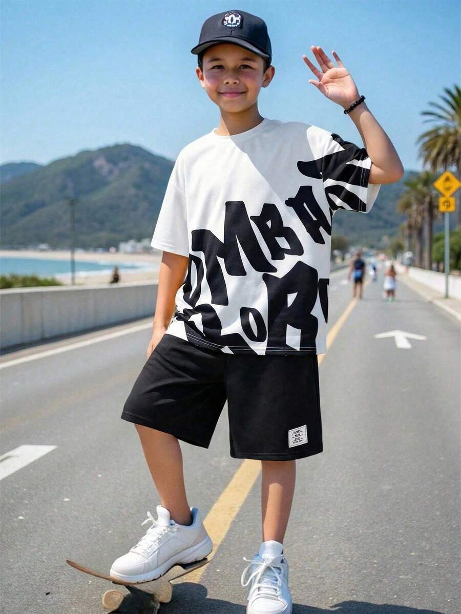 SHEIN Setelan 2 Potong Gaya Jalanan Kasual untuk Anak Laki-Laki, Terdiri dari Kaos Pullover dengan Huruf Besar dan Celana Pendek Warna Polos, Anak-Anak - Hitam dan Putih - View 1