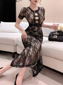 Joudiya 春夏黑色碎花蕾丝连衣裙，优雅百搭，适合情人节、婚礼、派对、时尚活动等场合，修身剪裁，及膝长度，短袖，高开衩设计，女士连衣裙 - 黑色 - 查看 6