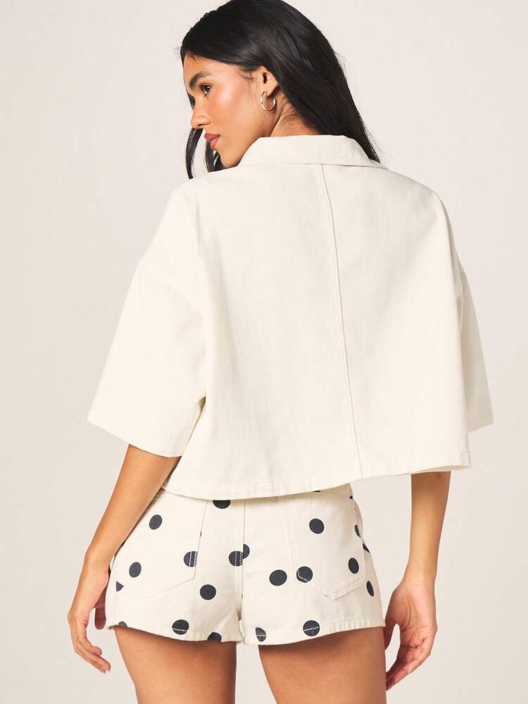 MISSGUIDED Top Casual de Verão Branca com Botões na Frente, Manga Curta, Gola Polo, Ajuste Quadrado, Cropped em Denim