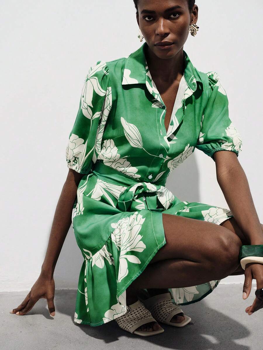 Aveloria Modichic Green Short Sleeve Dress With Collar, Tie Waist, And Ruffle Hem Design, Vintage Floral Print, Layered Skirt, Simple And Fresh Style, Flattering Silhouette. Delicate Craftsmanship, Comfortable Fabric, Vibrant Color, Suitable For Dates, Daily Wear, Parties, Vacation. Green Floral Dress, Collared Short Sleeve Dress, Tie Waist Ruffle Hem Dress, Fresh Floral Dress, Summer Chic Mini Dress. Vacation Style Collared Tie Waist Dress - Green - View 1