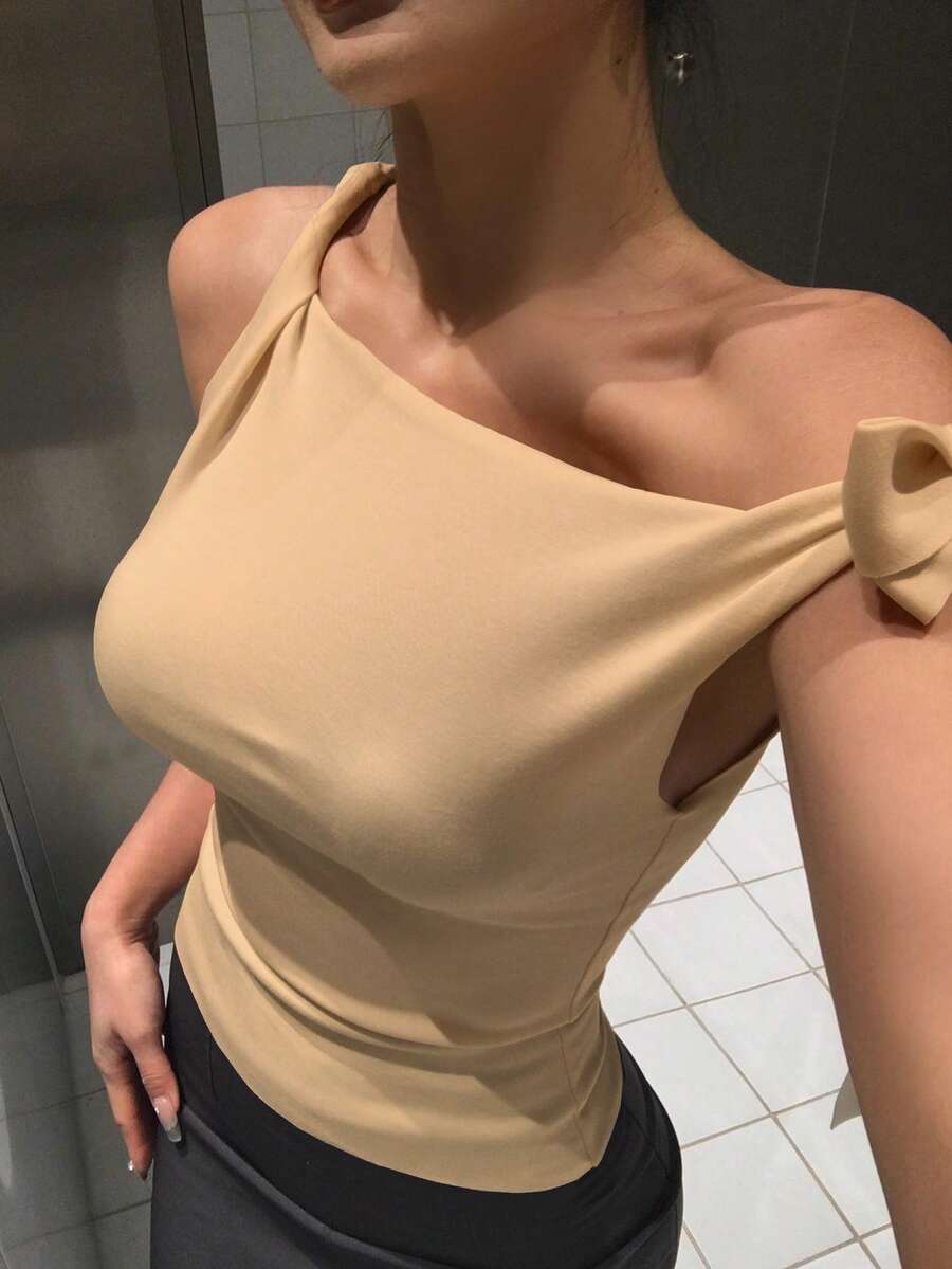 DAZY Áo thun nữ dáng ngắn ôm sát, buộc dây vai bất đối xứng - Màu Khaki - Xem 1