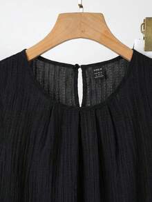 SHEIN Clasi Bộ đồ nữ thanh lịch gồm áo sơ mi xếp ly màu trơn và quần ống rộng in họa tiết cây cỏ, set 2 món mùa hè cho nữ, trang phục mùa hè cho nữ, bộ đồ phối váy và áo mùa hè cho nữ, bộ quần áo nữ. - màu đen - Xem 9