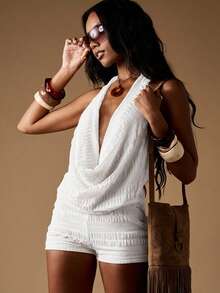 MISSGUIDED Bộ đồ hai mảnh ngắn cổ yếm xếp ly, thích hợp cho kỳ nghỉ hè, đi biển, lễ hội. Quần short siêu ngắn xếp ly có họa tiết, áo cùng kiểu. - trắng - Xem 4