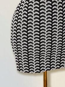 SHEIN ICON Đầm đi biển mini cổ yếm hở lưng cổ chữ V sâu, chất liệu dệt jacquard nhiều màu sắc, viền gân tương phản, dành cho nữ. - Đen và trắng - Xem 8