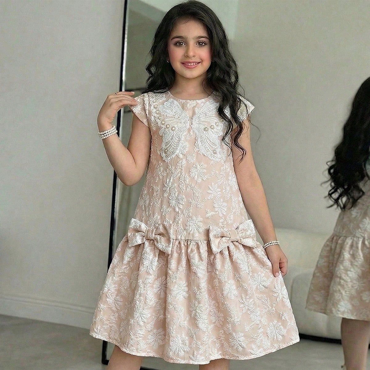 Vestido de niña preadolescente elegante y lujoso con cuello redondo, hombros caídos, silueta evasé, decoración de encaje con mariposas, aplicacion
