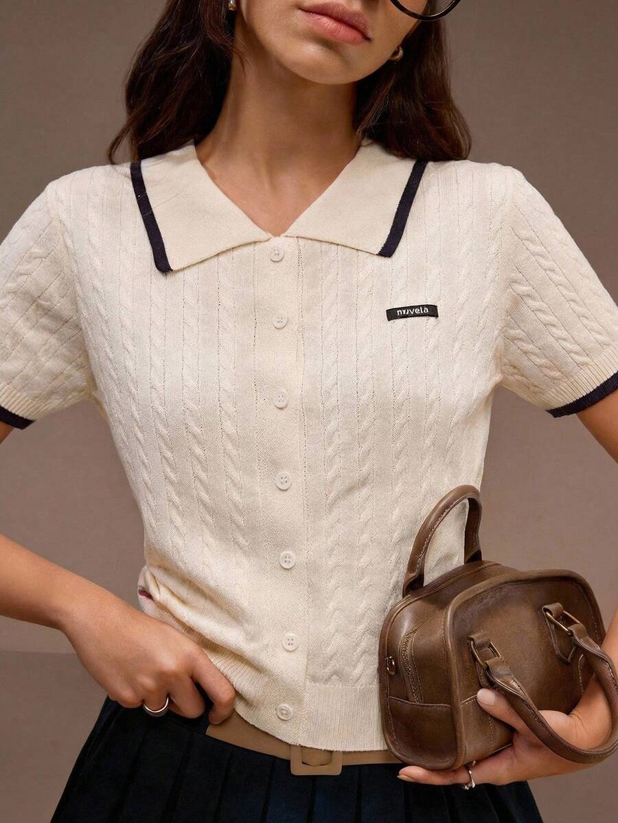 Muvela 春夏新款白色撞色滚边 Polo 领前开襟针织衫，采用纹理针织面料，饰以字母图案，尽显复古学院风、优雅嘉年华派对风、甜美都市通勤办公风。 - 杏色 - 查看 1