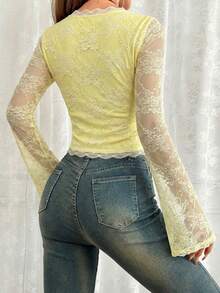 SHEIN EZwear 女士米黄色V领蕾丝拼接复古喇叭袖T恤，春夏款 - 淡黃色 - 查看 2