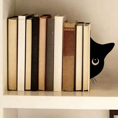 Madebyblanc 2件套可爱金属加厚窥视猫图案桌面书架，收纳书夹，文具型收纳书架，防倾倒金属书架，两件套金属书架套装，坚固实用，两件套桌面书架和收纳盒，适用于书籍、教科书、杂志、平板电脑文具，办公桌、办公室、图书馆和房间，家居生活必备。