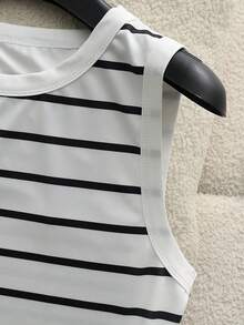 GlowEve 女士条纹圆领上衣和迷你裙休闲两件套 - 黑與白 - 查看 4