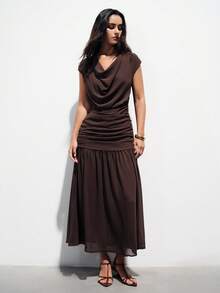 Aveloria Modichic Robe en mousseline de soie sans manches couleur café foncé, tissu léger, design drapé et froncé, encolure ronde basse, style vintage élégant, longueur midi ajustée, texture délicate et lisse, convient pour les galas du soir, les réunions formelles, les expositions d'art et les occasions de mariage en tant qu'invité, mettant en valeur le charme féminin gracieux et l'élégance sophistiquée avec le confort et la profondeur visuelle. - Marron - Voir 3