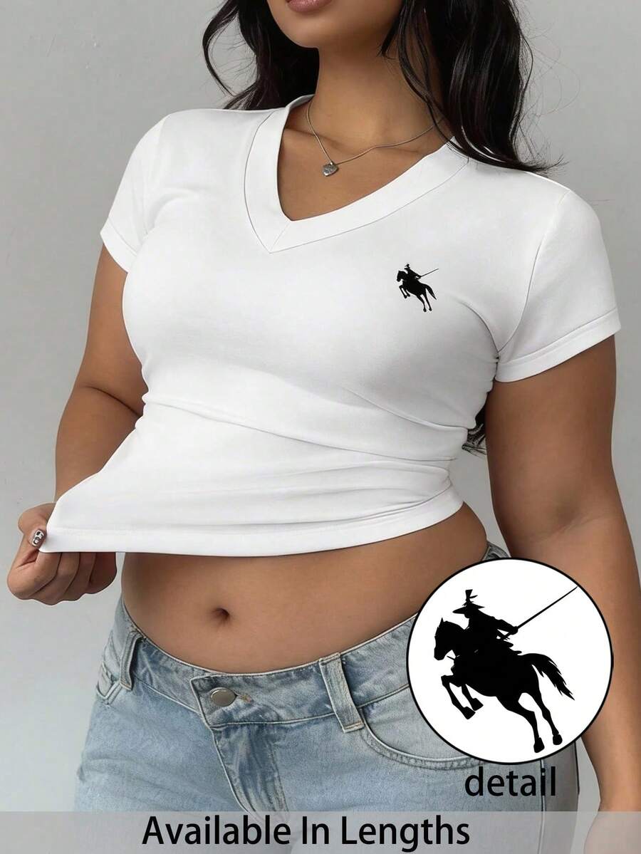SHEIN Tall CURVE 大码女式骑士印花V领短袖休闲百搭T恤，夏季度假休闲白色露脐T恤，露脐上衣，白色露脐女装，夏季上衣，海滩度假 - 白色 - 查看 1