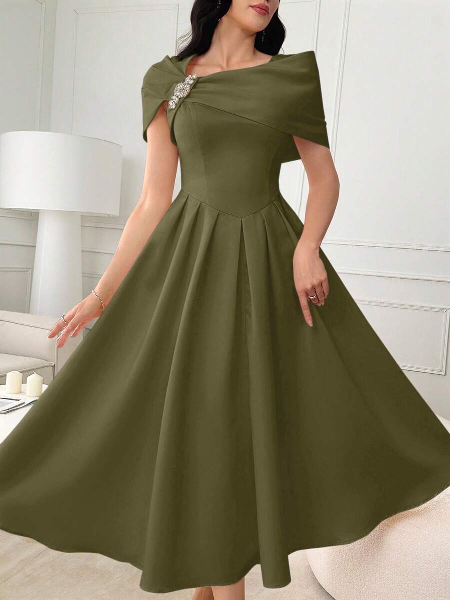 Modelyn Gaun Elegan Wanita Warna Polos dengan Hiasan Berlian Imitasi dan Leher Asimetris, Gaun Musim Panas untuk Wanita - Hijau Tentara - View 1