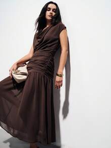 Aveloria Modichic Robe en mousseline de soie sans manches couleur café foncé, tissu léger, design drapé et froncé, encolure ronde basse, style vintage élégant, longueur midi ajustée, texture délicate et lisse, convient pour les galas du soir, les réunions formelles, les expositions d'art et les occasions de mariage en tant qu'invité, mettant en valeur le charme féminin gracieux et l'élégance sophistiquée avec le confort et la profondeur visuelle. - Marron - Voir 1