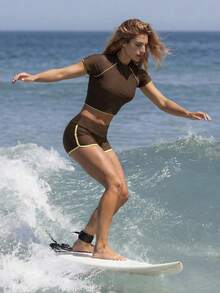 Swim SPRTY 2026春夏女士沙滩套装，女士吊带比基尼两件套，沙滩度假运动休闲撞色短袖短裤，修身可拆卸胸垫泳衣，多色可选，棕色、浅黄色，性感、自然、游牧、西部牛仔风、加州日落，2026春夏新款，新年、情人节、返校季、旅行季皆宜，适合度假、海滩、下午茶野餐、派对、日常穿着、居家休闲、户外运动，时尚百搭 - 棕色 - 查看 7