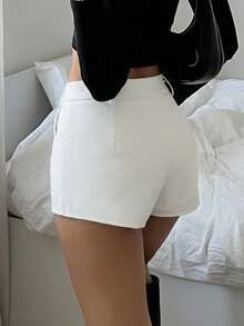 SHEIN EZwear Quần short cạp thấp bằng da giả màu trơn, kiểu dáng thường ngày, thích hợp cho mùa hè. - trắng - Xem 3