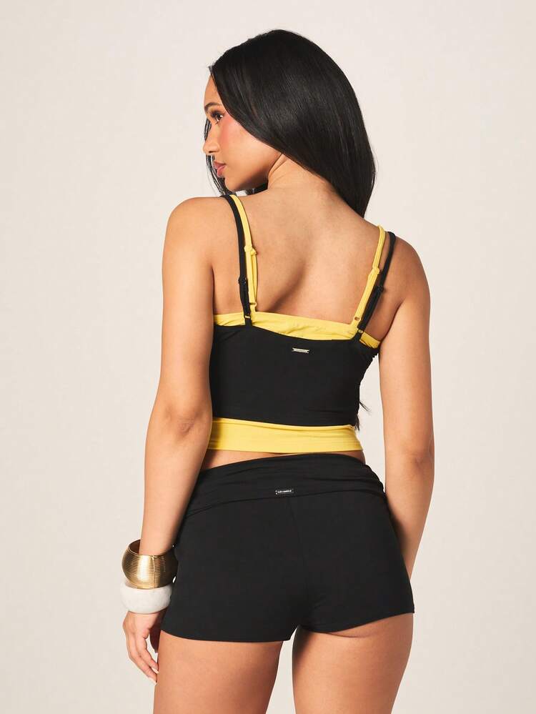 Missguided x Playboy Shorts de tiro alto con pliegue en la cintura, con ribete de contraste amarillo y logo de conejo