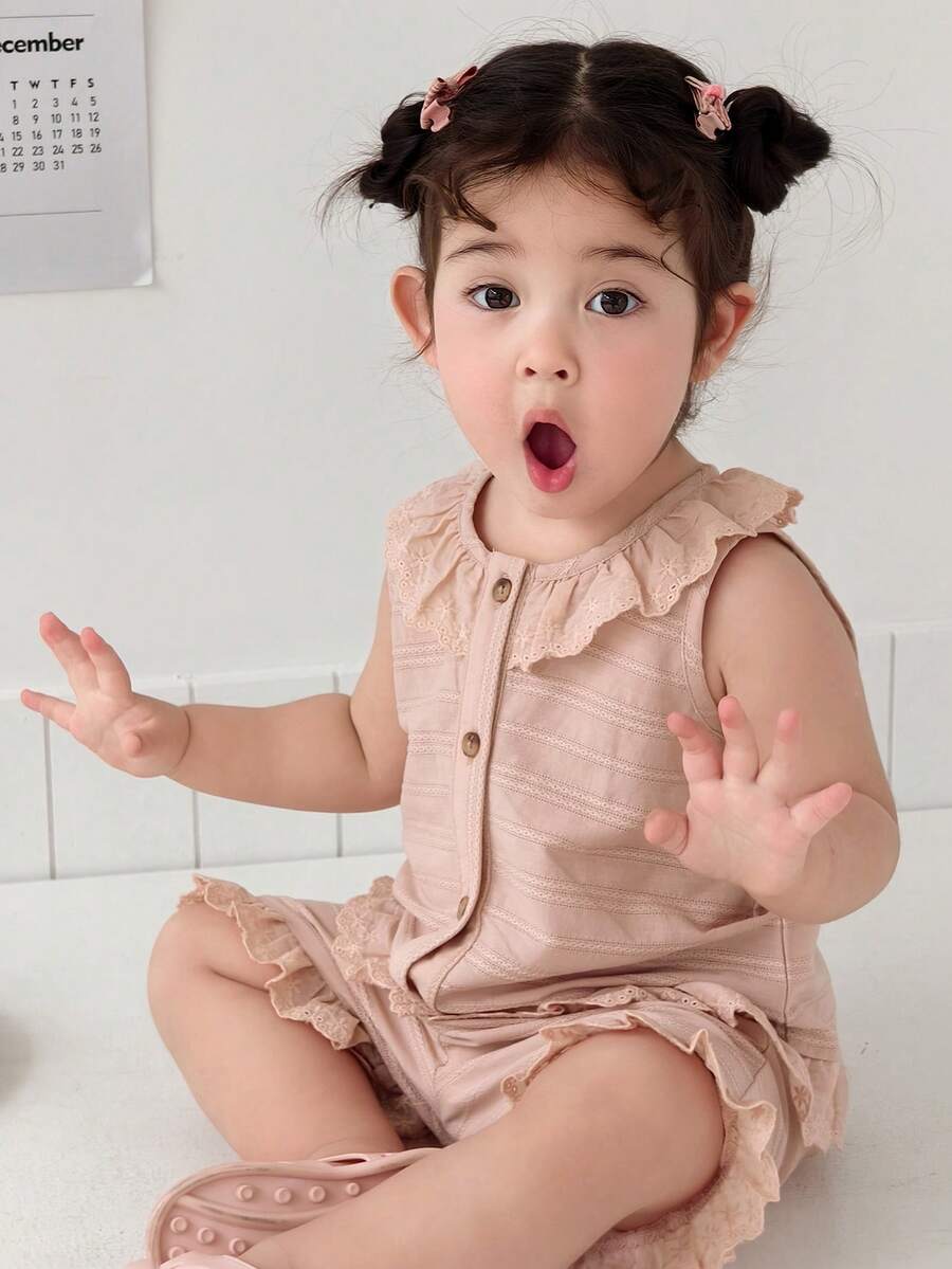 DAZY Bộ đồ 2 món kiểu Hàn Quốc viền bèo cho bé gái, áo không tay và quần short, thích hợp cho mùa hè. - Màu be - Xem 1