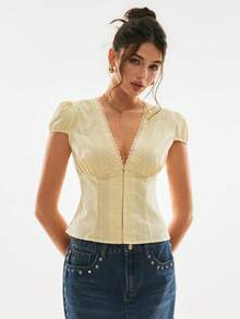 Poéselle 女士夏季法式V领短袖撞色蕾丝修身衬衫 - 鵝黃色 - 查看 8