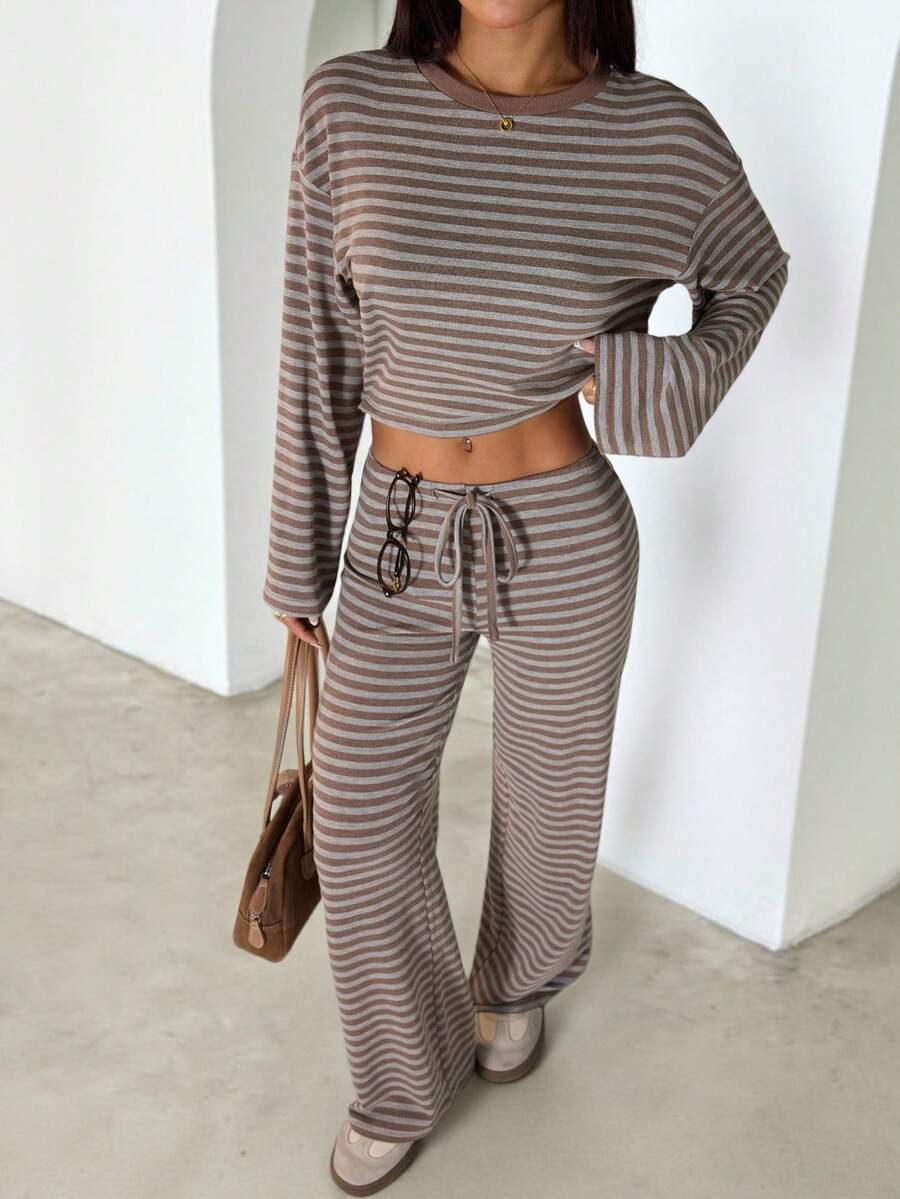 SHEIN PETITE Áo thun sọc nâu + Quần dài buộc eo, trang phục đi làm tối giản cho nữ