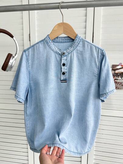 SHEIN Tween Boy Fashion Casual Vintage Cool Street Simple Stand-Up Collar Loose And Comfortable Light Blue Denim Short-Sleeved Top For Kids Clothes Tween Boy Dailywear And Kids Spring To Summer Rave Outfits Festival And Outfits Streetwear Clothes