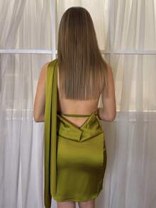 Aless PB Vestido de satén con detalle de espalda descubierta y drapeado para fiesta - Verde Oliva - Ver 2