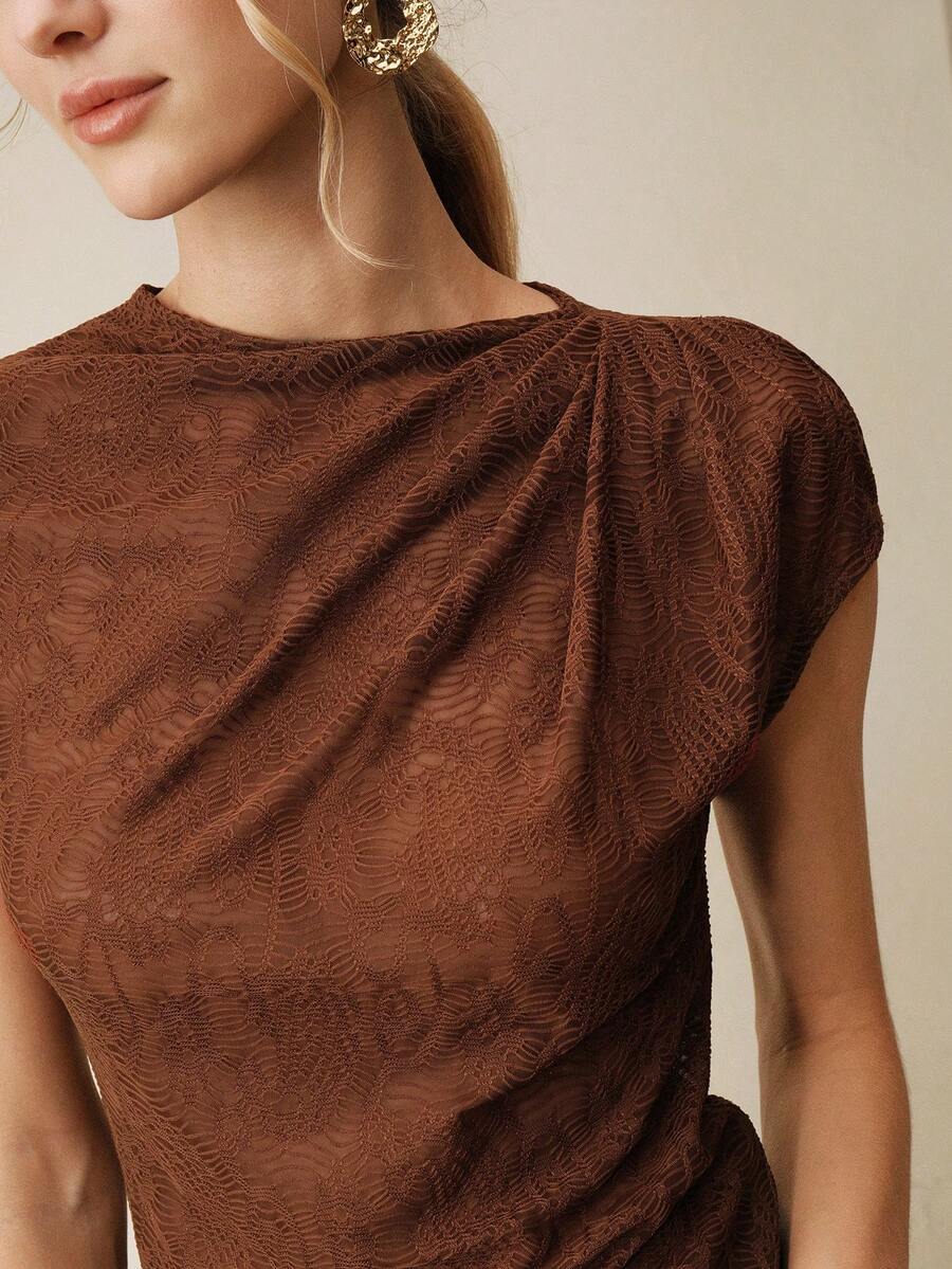 Anewsta 舒适假日高贵优雅奢华精致镂空蕾丝腰果花休闲通勤设计感法式高端褶裥肩部修身透视性感短袖打底衫，春夏款 - 棕色 - 查看 1