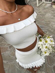 Selianne Conjunto feminino elegante de duas peças em tricô, composto por blusa ombro a ombro ajustada e saia evasê com babados na barra. Ideal para primavera/verão. - Branco - Ver 1