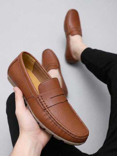 MOCASINES DE PIEL GENUINA con costuras visibles, suela segmentada. Son ideales para ocasiones casuales y reuniones informales, brindando un estilo sofisticado y versátil. Están confeccionados con y presentan detalles decorativos que añaden un toque clásico