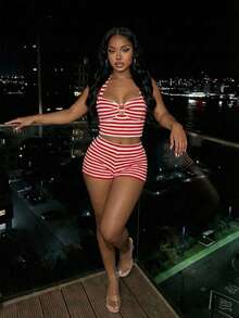 Slaydiva 2025春夏新款热销优雅休闲度假修身红白条纹针织纹理露背吊带金属装饰吊带背心+迷你短裤两件套。适合日常穿着、购物、派对、旅行、机场穿搭、早午餐穿搭、度假、波西米亚风、海滩装、婚礼季、约会等场合。 - 紅白色 - 查看 6