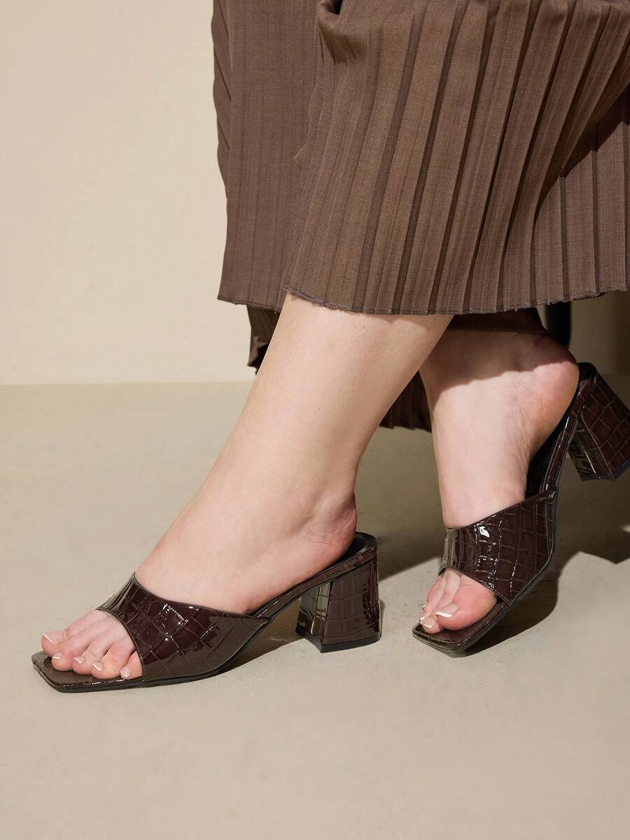CUCCOO CURVES Sandal Kasual Wanita Ukuran Besar dengan Lebar yang Luas, Cocok untuk Aktivitas Luar Ruangan, Liburan, dan Pemakaian Sehari-hari di Musim Panas - Coffee Brown - View 1