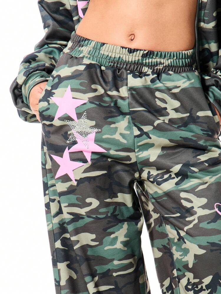 SUMWON WOMEN Spodnie dresowe Camo z szerokimi nogawkami i różowym napisem