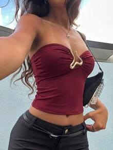 Aloruh Top bandeau corto con fruncido y decoración metálica, estilo sexy de vacaciones para mujer - Negro - Ver 4