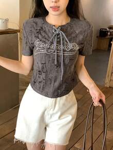 FRIFUL 女士半拉链交叉系带圆领扎染胸前字母印花夏季T恤 - 灰色 - 查看 3